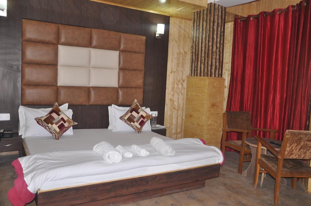 Hotel Azad Durgjan Bilik gambar
