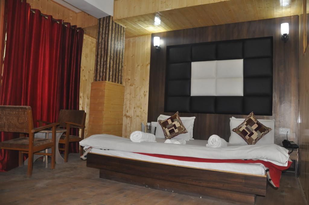 Hotel Azad Durgjan Bilik gambar