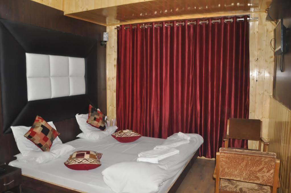 Hotel Azad Durgjan Luaran gambar